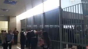 Imagem Manifestantes tentam invadir o Ministério da Saúde