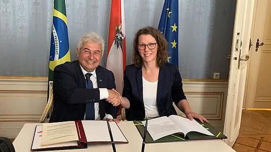 Os ministros Marcos Pontes e Iris Elisa Rauskala assinam acordo | Divulgação/Ministério da Ciência e Tecnologia