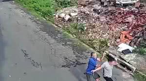 Uma câmera de segurança na rua registrou parte do ataque a facadas | Foto: Reprodução