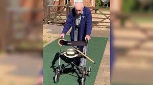 Imagem Vídeo: veterano de guerra de 99 anos arrecada R$ 85 mi para Saúde dando voltas com andador