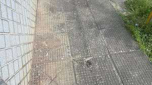 Mancha de sangue foi vista por moradores da região após adolescente ficar ferido | Bruno Protasio/TV Pajuçara