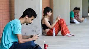 Jovens brasileiros passam, em média, quatro horas diárias utilizando smartphones | Divulgação/Governo de São Paulo