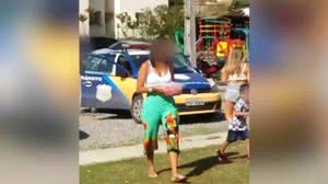 Agente foi flagrada chegando a praia com viatura | Reprodução / TV Jornal