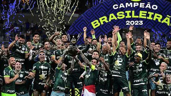 Gustavo Gómez, capitão do Palmeiras, levanta a taça de campeão brasileiro | Marcos Ribolli