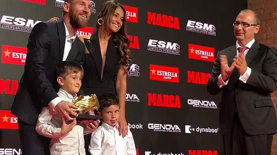 Messi recebe o prêmio ao lado da família | Divulgação / Twitter Marca