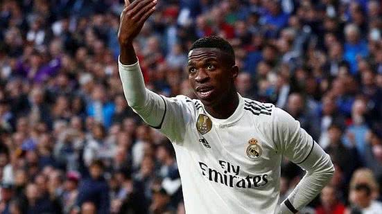 Imagem Vinicius Júnior sai do banco e salva Real Madrid contra time de Ronaldo