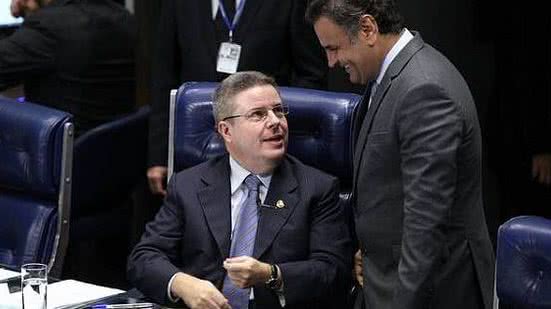 Senador Anastasia conversa com senador Aécio Neves. | Diário do Centro do Mundo