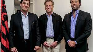 Gabriel Pentagna Guimarães (diretor presidente do BS2), à esquerda, e Rodrigo Pentagna Guimarães (vice-presidente comercial do BS2), à direita do presidente Rodolfo Landim | Marcelo Cortes / Flamengo