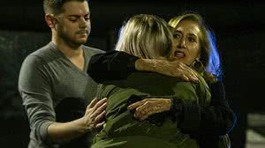 Matthew Rodin e Susan Turner consolam Melissa Hutchinson, mulher que ajudou algumas vítimas do tiroteio em centro de ioga | Getty/AFP