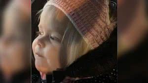 Imagem Pai confunde calcinha de crochê com gorro na hora de vestir a filha e viraliza na web