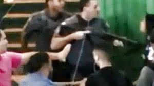 Policial militar usa cano da arma para empurrar aluna que protestava em escola | Reprodução