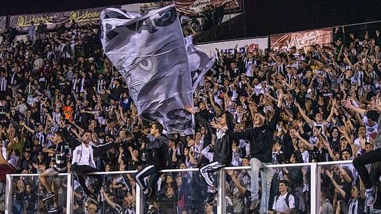 Figueira é recepcionado por torcedores antes do jogo com o Bragantino | Divulgação / Figueirense