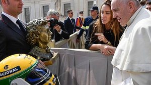 Papa recebe capacete de Ayrton Senna | IAS / Vatican News - Reprodução