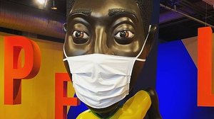 Imagem Estátua de Pelé passa a usar máscara em exposição em São Paulo