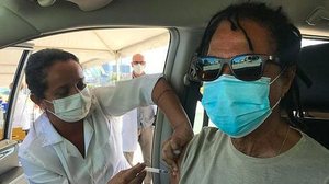 Imagem Djavan toma a segunda dose da vacina contra a Covid-19