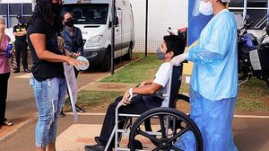 Imagem Menino de 12 anos deixa hospital após 7 dias intubado por Covid-19, no Paraná: 'Nosso milagre'