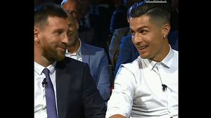Messi e Cristiano Ronaldo em descontraída entrevista na premiação da Uefa | Reprodução / Twitter @ChampionsLeague
