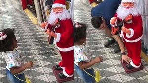 Imagem Atendente de loja desliga ‘Papai Noel cantante’ enquanto criança dança e causa revolta