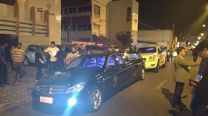 Carros funerários farão o transporte das vítimas | Thiago Correia/TV Pajuçara