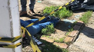 Polícia isolou o local que o corpo foi encontrado | Henrique Pereira / TV Pajuçara