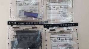 Um celular e um cartão de memória foram apreendidos na casa da jovem matou o irmão de apenas 5 anos | Polícia Civil/Divulgação