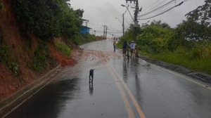 Ladeira é o principal acesso ao bairro Fernão Velho | Foto: Cortesia ao TNH1