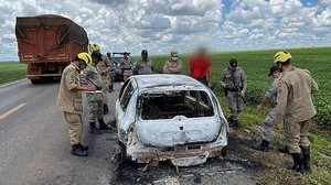 Renault Clio que pertencia a cabeleireira foi encontrado carbonizado em rodovia de Goiás, com quatro corpos dentro | Divulgação/PM de Goiás