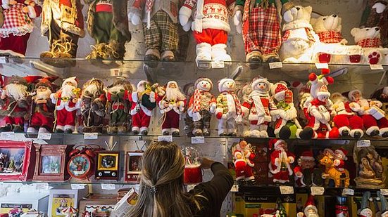 Movimentação de consumidores pela região da rua 25 de Março, em São Paulo, para compras de Natal | Foto: Ronny Santos / Folhapress