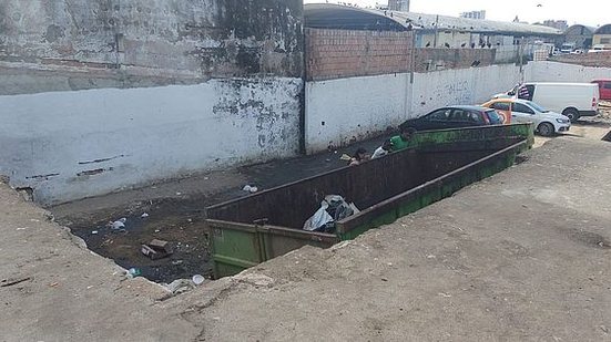 Jovem foi morto a facadas e teve o corpo jogado em conteiner | Foto: Hélio Goes / Rádio Pajuçara