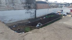 Jovem foi morto a facadas e teve o corpo jogado em conteiner | Foto: Hélio Goes / Rádio Pajuçara