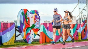 Corredores na orla marítima de Maceió | Foto: Maivan Fernandez/Secom Maceió