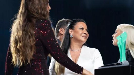 Ivete Sangalo e Luísa Sonza com Dona Ruth, mãe de Marília Mendonça | Foto: Multishow