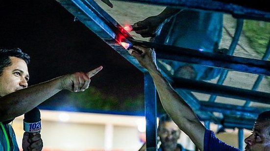 Técnico de rádio faz teste na estrutura após a partida disputada por CSA e Paysandu | Pei Fon / Portal TNH1