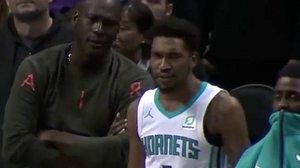 Michael Jordan reclama com o ala Malik Monk, do Charlotte Hornets, após um lance na partida contra o Detroit Pistons ' | Instagram/Reprodução