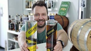 Leandro Dias teve a ideia de criar uma cachaça com flocos de ouro em 2012, quando teve contato com bebidas alcoólicas produzidas com ouro puro no Canadá | Divulgação