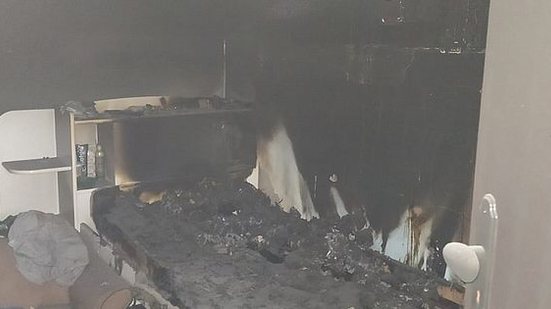 Incêndio destruiu cama e guarda-roupa, mas foi controlado antes da chegada dos bombeiros | Cortesia/Corpo de Bombeiros