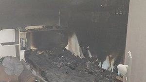 Incêndio destruiu cama e guarda-roupa, mas foi controlado antes da chegada dos bombeiros | Cortesia/Corpo de Bombeiros