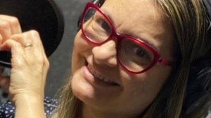 Imagem Ana Lúcia Menezes, dubladora de Peppa Pig, iCarly e mais, morre aos 46 anos