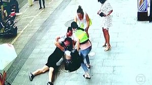 Imagem Vídeo: menino de três anos cai em bueiro na China e é salvo pelo pai