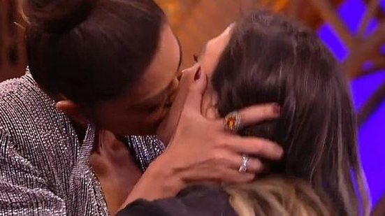 Imagem Juliana Paes tasca beijão em Tatá Werneck em programa de TV