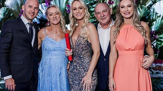 Jhonas (esq.) e Marina (dir.) Cobalchini; os pais, Ivonete e Artêmio, morreram e a caçula da família, Natália, está desaparecida | Arquivo pessoal