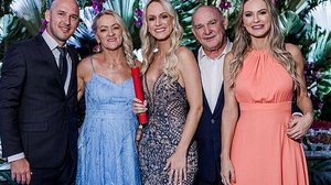 Jhonas (esq.) e Marina (dir.) Cobalchini; os pais, Ivonete e Artêmio, morreram e a caçula da família, Natália, está desaparecida | Arquivo pessoal