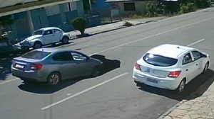 Imagem Carro cai em cratera aberta no meio do asfalto; veja vídeo