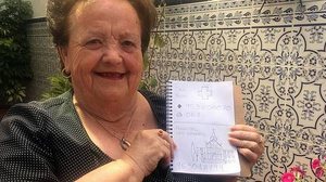 Dona Encarna Alés aprendeu a "ler" a agenda com ajuda do neto | Arquivo Pessoal / Reprodução / El País