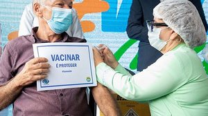 Servidor do PAM Salgadinho foi um dos primeiros a ser imunizado | Foto: Polyanna Monteiro