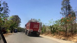 Um caminhão dos bombeiros se dirige ao local onde a aeronave caiu | Reuters