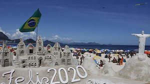Imagem Último domingo do ano é de praia e compras para o ano-novo no Rio