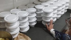 Lucas Lanza, morador de BH, distribuiu 123 marmitas à população de rua do Centro da capital no último sábado | Foto: Arquivo pessoal