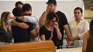Familiares velam corpo de cantor | Reprodução / Brazil News
