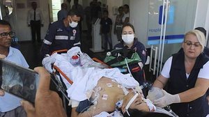 Adolescente ferido em tiroteio na Escola Estadual Raul Brasil, em Suzano (SP), é transferido de ambulância do Hospital Santa Maria para a Santa Casa | Johnny Morais/Futura Press/Folhapress